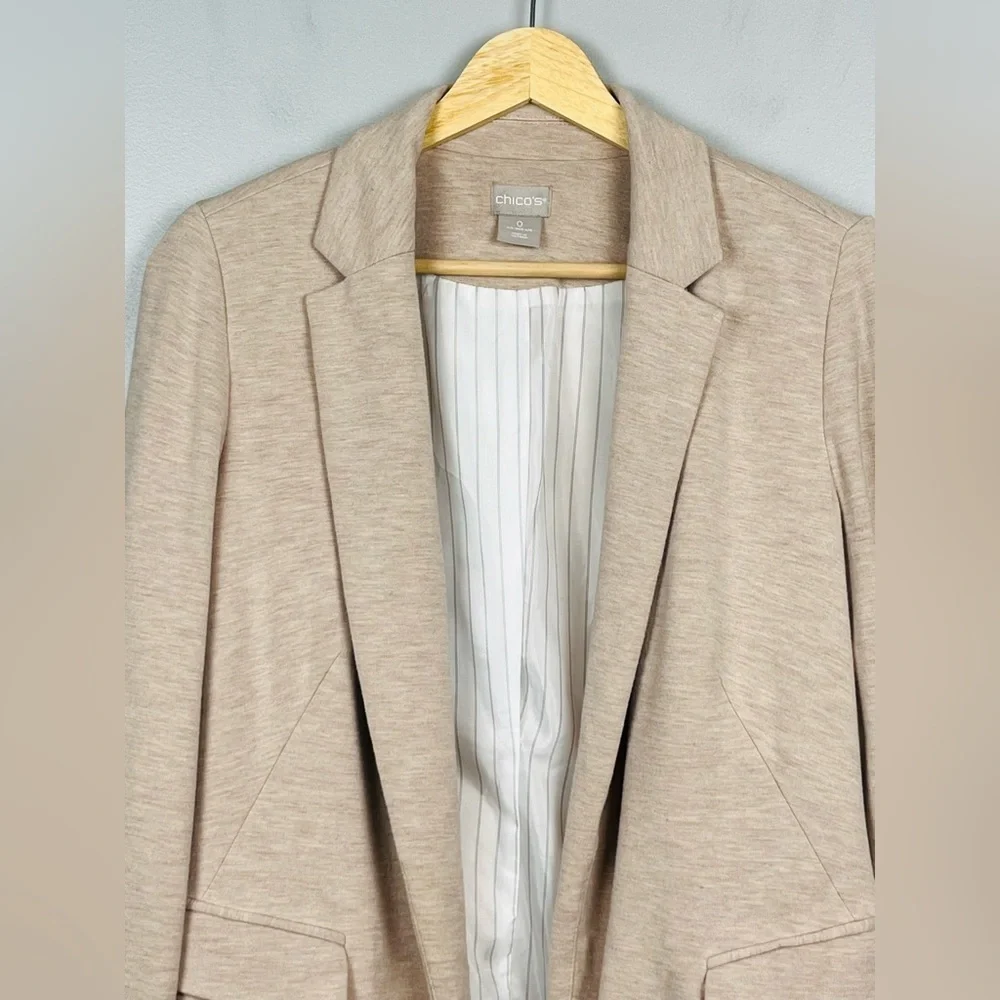 Chico’s oatmeal color knit lined lightweight blazer, size 0 = 4/6.